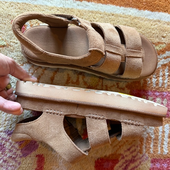 UGG sz 7 womens Goldenstar strap sandal chestnut - Picture 5 of 6